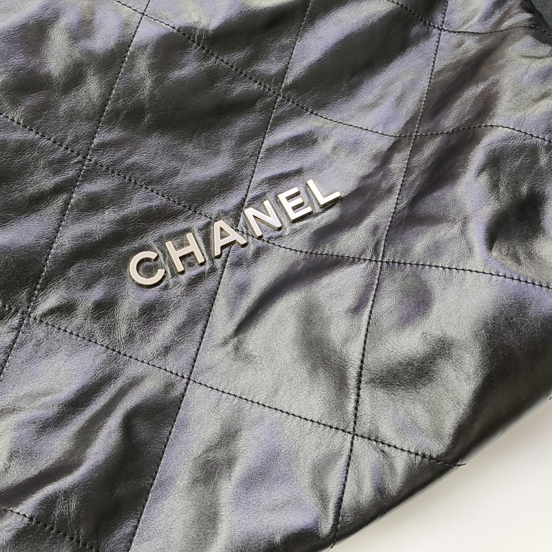 CHANEL 22 Medium Quilted Calfskin Black
