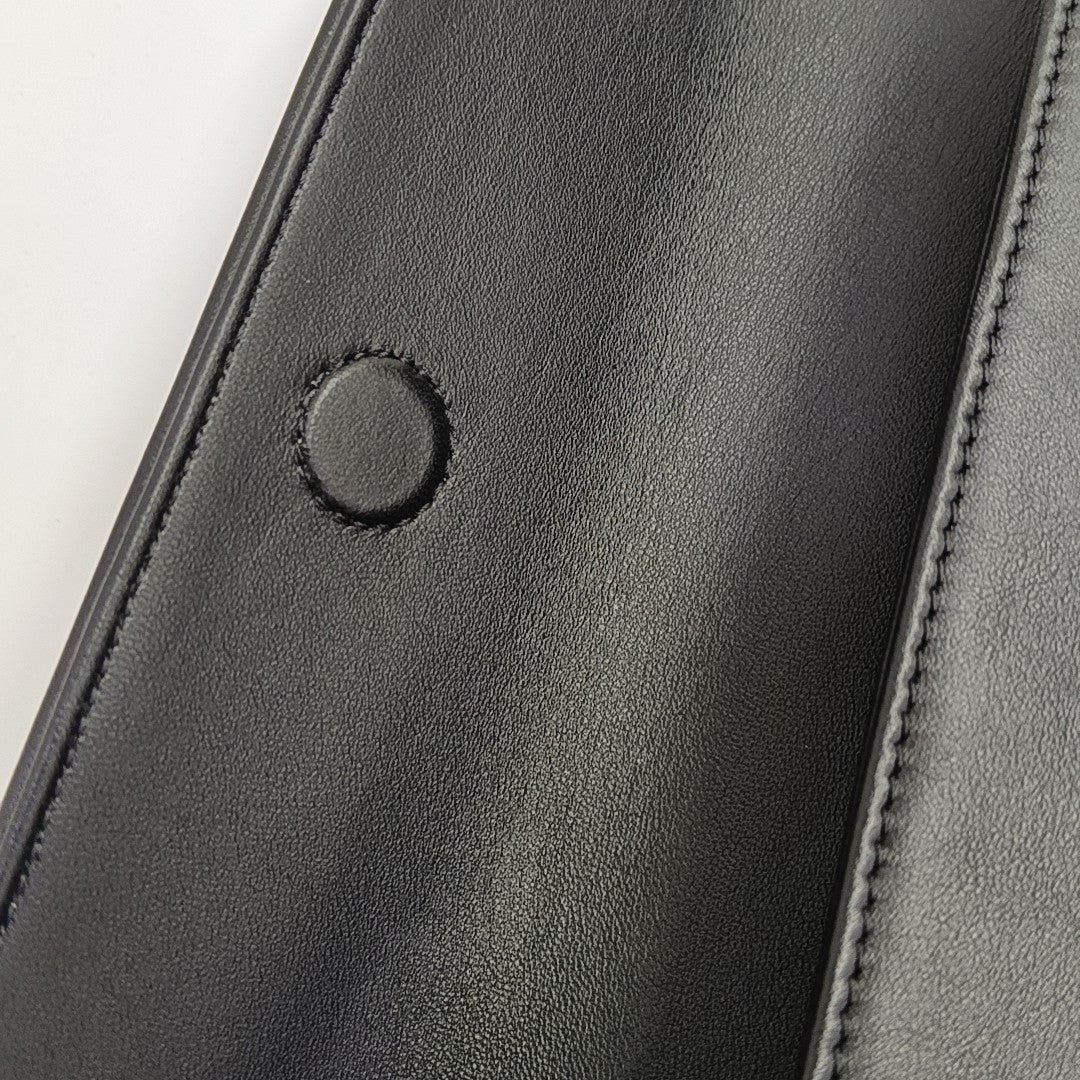 TRIANGLE Calfskin Black
