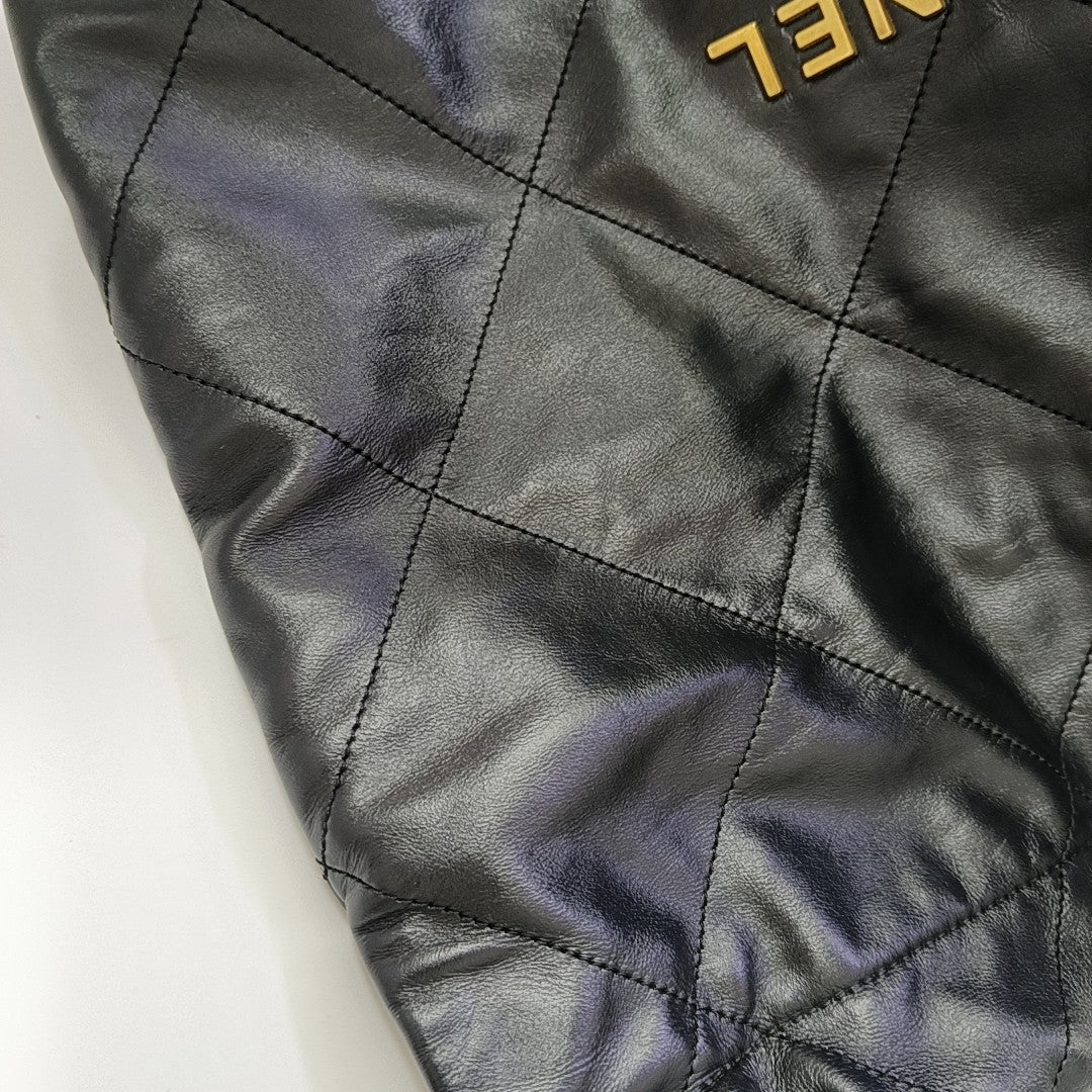 CHANEL 22 Medium Quilted Calfskin Black
