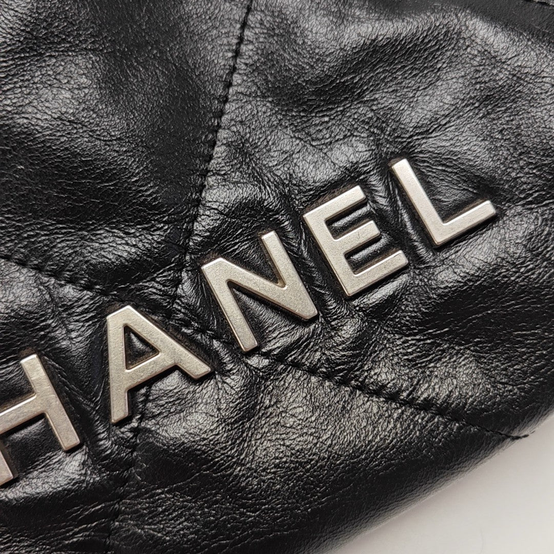 CHANEL 22 Medium Quilted Calfskin Black