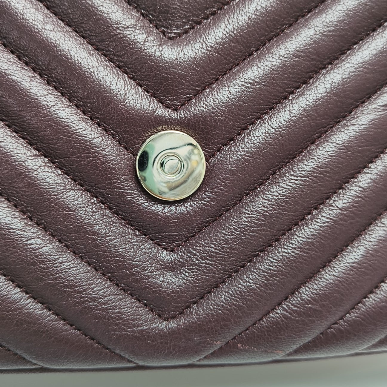 COLLEGE Medium Chevron Lambskin Red