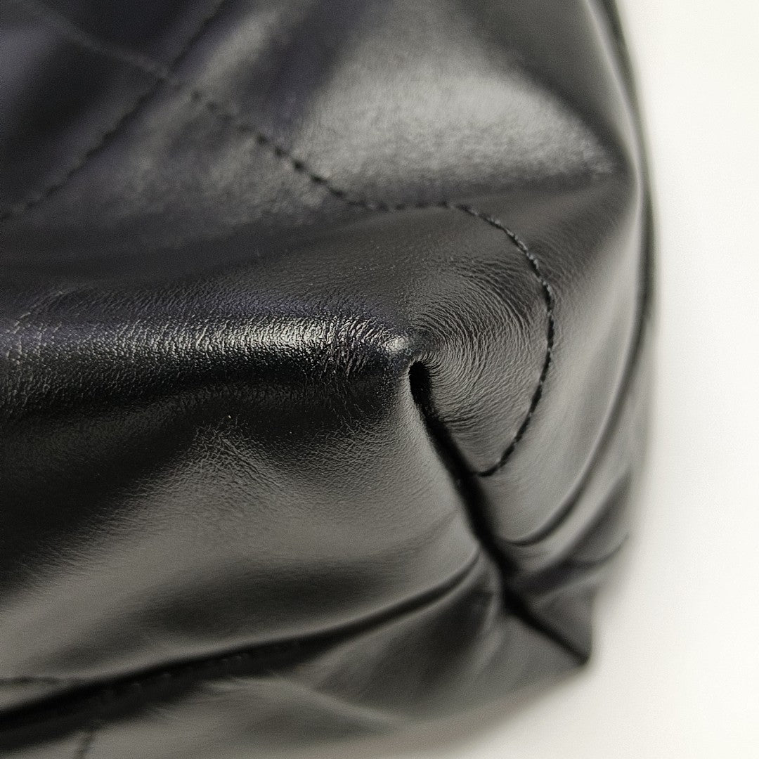 CHANEL 22 Medium Quilted Calfskin Black