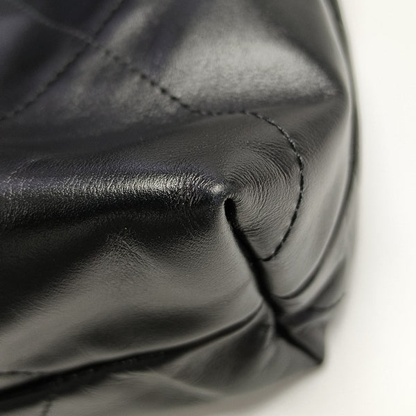 CHANEL 22 Medium Quilted Calfskin Black