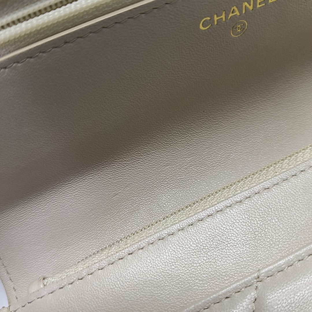CHANEL 19 WOC Piel de cordero acolchada beige