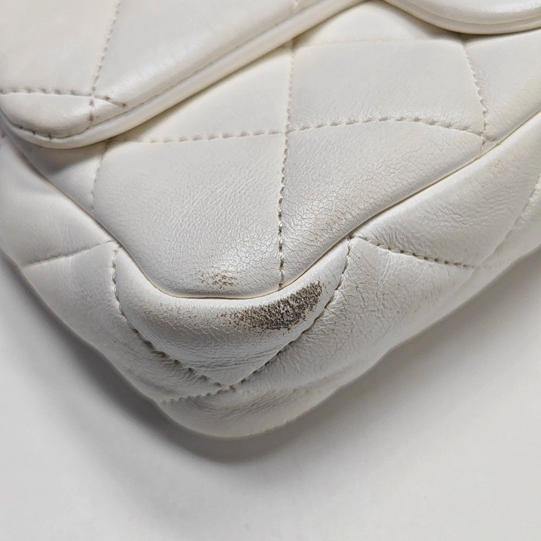 Authenticated pre-owned  CLASSIC FLAP Quilted Lambskin White - Shoulder Bag at Looply