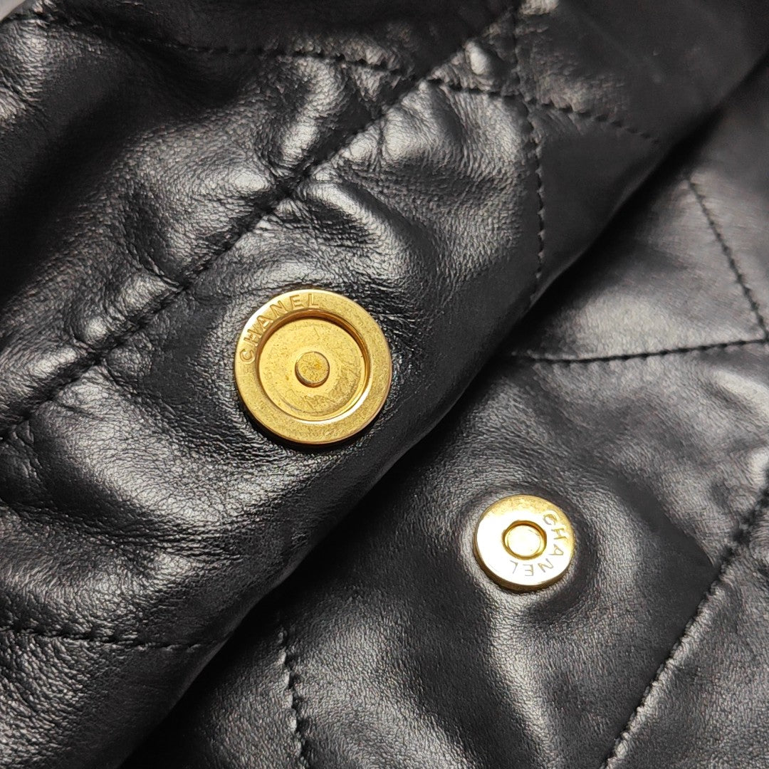 CHANEL 22 Medium Quilted Calfskin Black