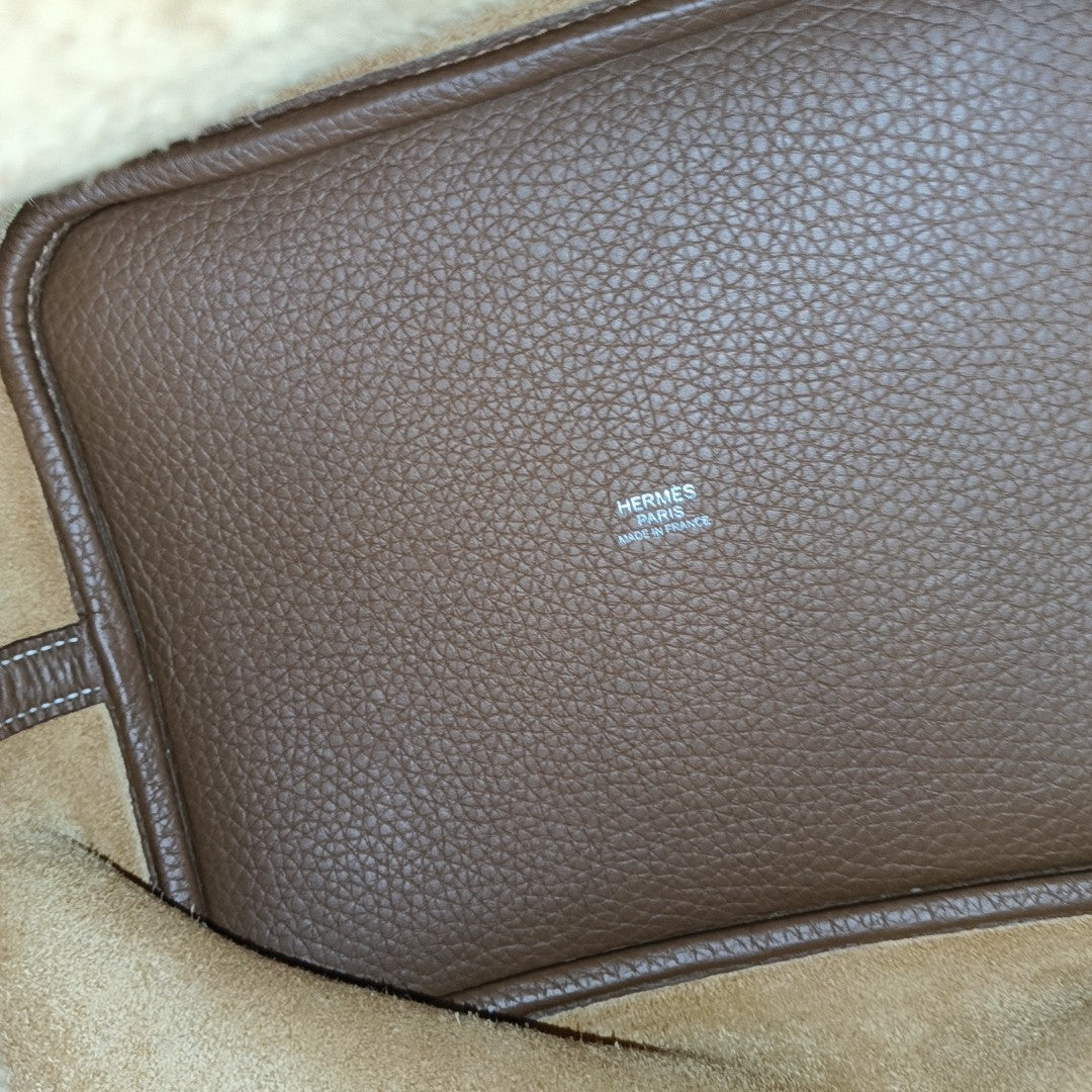 Authenticated pre-owned  Picotin Lock 22 Clemence Brown - Bucket Bag at Looply