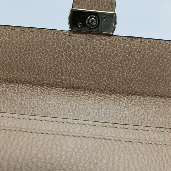 Cartera de piel de becerro marrón con G entrelazadas