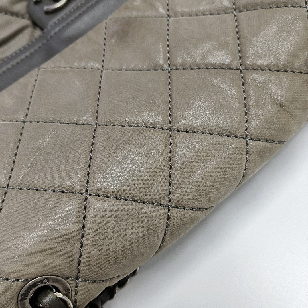 Bolso de Hombro Acolchado de Piel de Becerro Gris