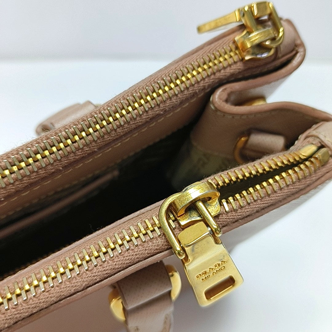 Authenticated pre-owned  Galleria Saffiano Calfskin Pink - Tote Bag at Looply