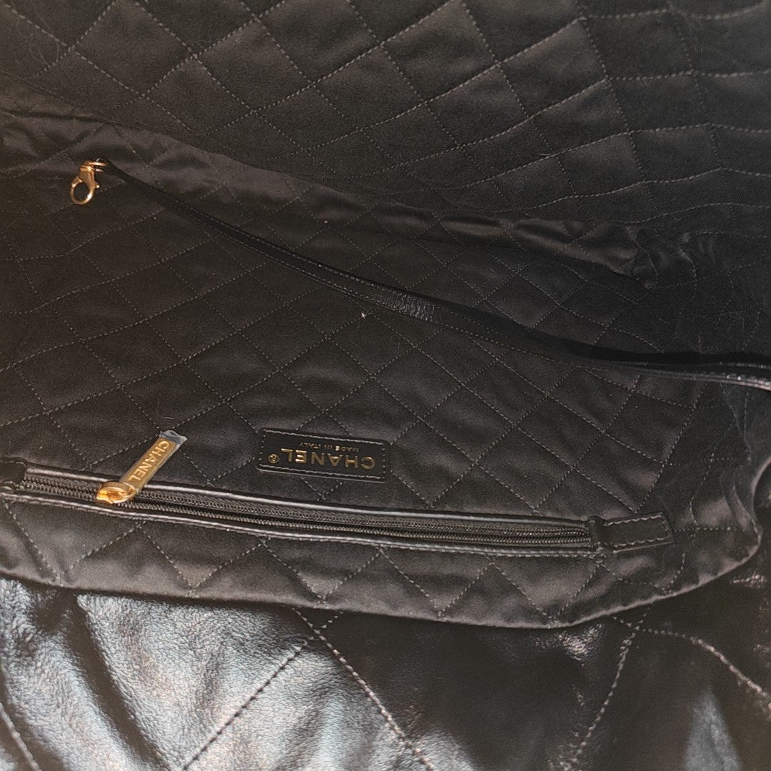 CHANEL 22 Medium Quilted Calfskin Black