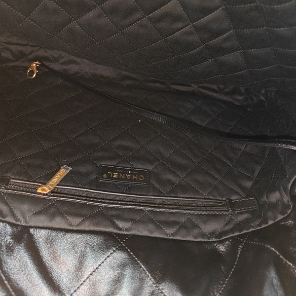 CHANEL 22 Medium Quilted Calfskin Black