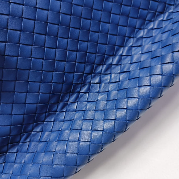 Cesta de piel de cordero azul