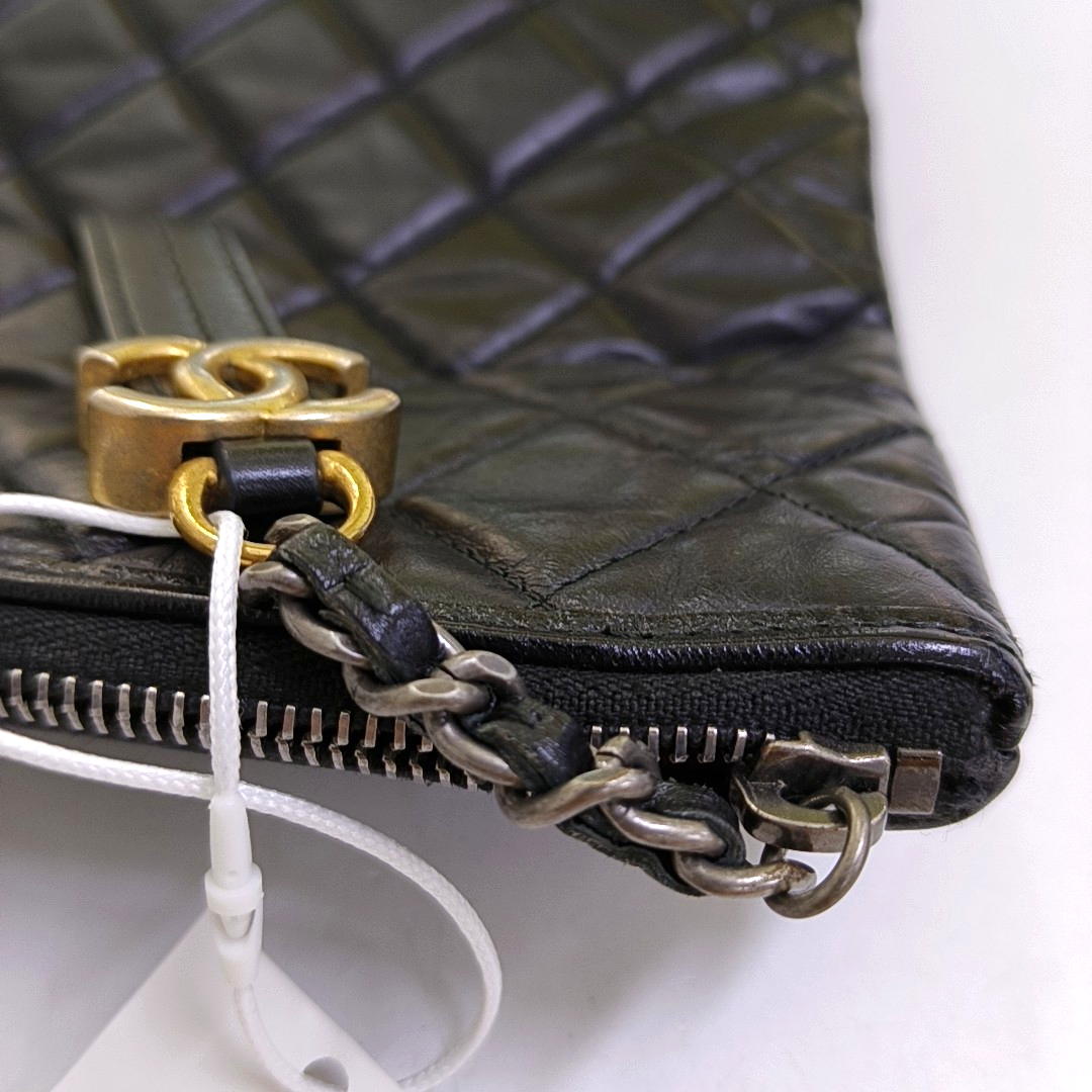 Authenticated pre-owned  GABRIELLE Large Quilted Calfskin Black - Clutch at Looply