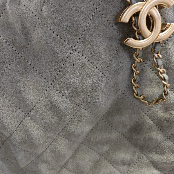 Authenticated pre-owned  CHANEL 25 Quilted Suede Green - Shoulder Bag at Looply