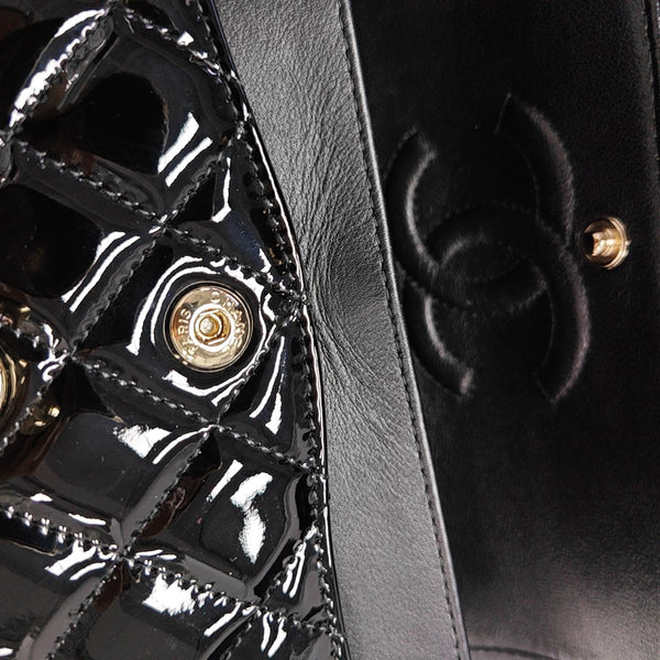 CLASSIC FLAP Quilted Patent Leather Black