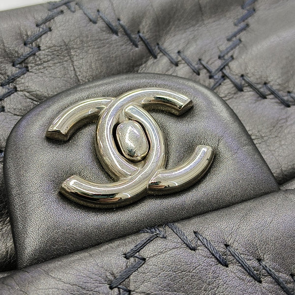 Authenticated pre-owned  CLASSIC FLAP Medium Quilted Calfskin Grey - Shoulder Bag at Looply