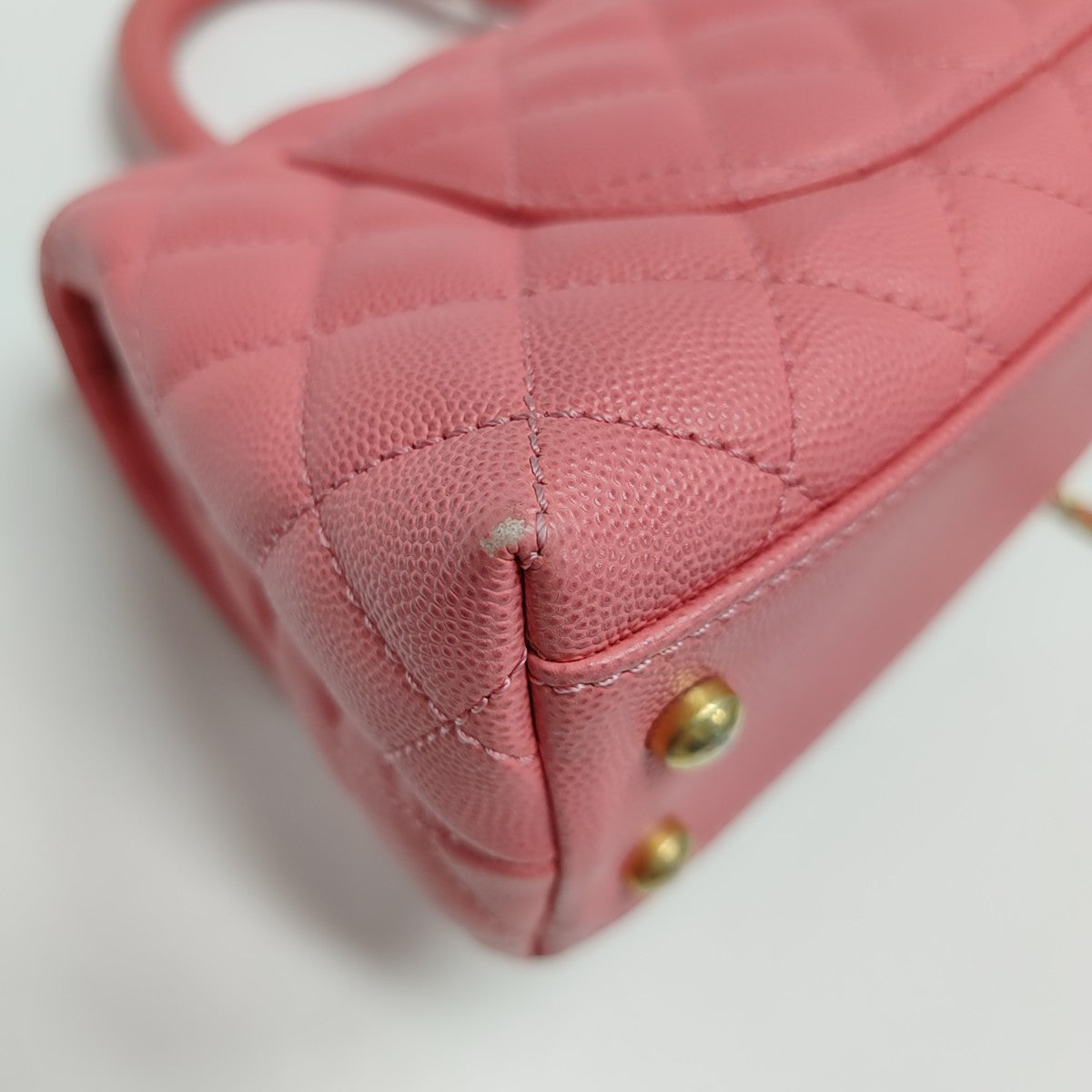 COCO HANDLE Becerro Granulado Acolchado Pequeño Rosa