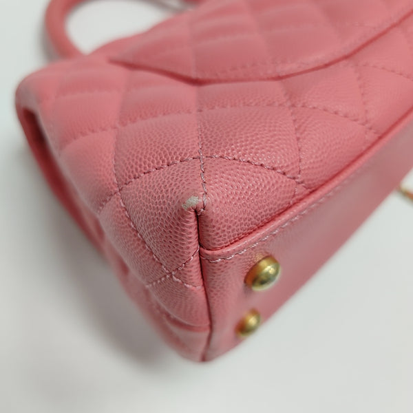 COCO HANDLE Becerro Granulado Acolchado Pequeño Rosa