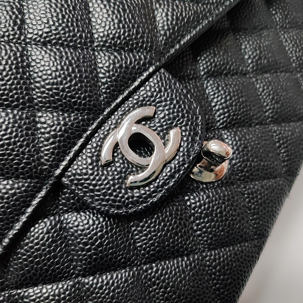 CLASSIC FLAP Medium Quilted Grained Calfskin Black