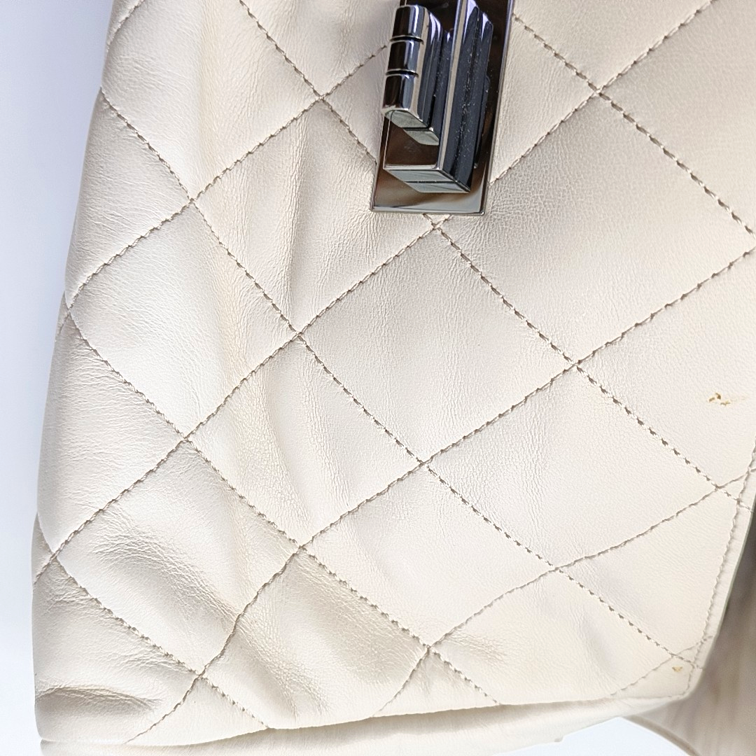 Authenticated pre-owned  2.55 Quilted Lambskin Beige - Shoulder Bag at Looply