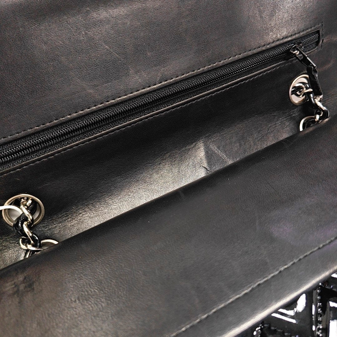 Authenticated pre-owned  CLASSIC FLAP Medium Quilted Patent Leather Black - Shoulder Bag at Looply