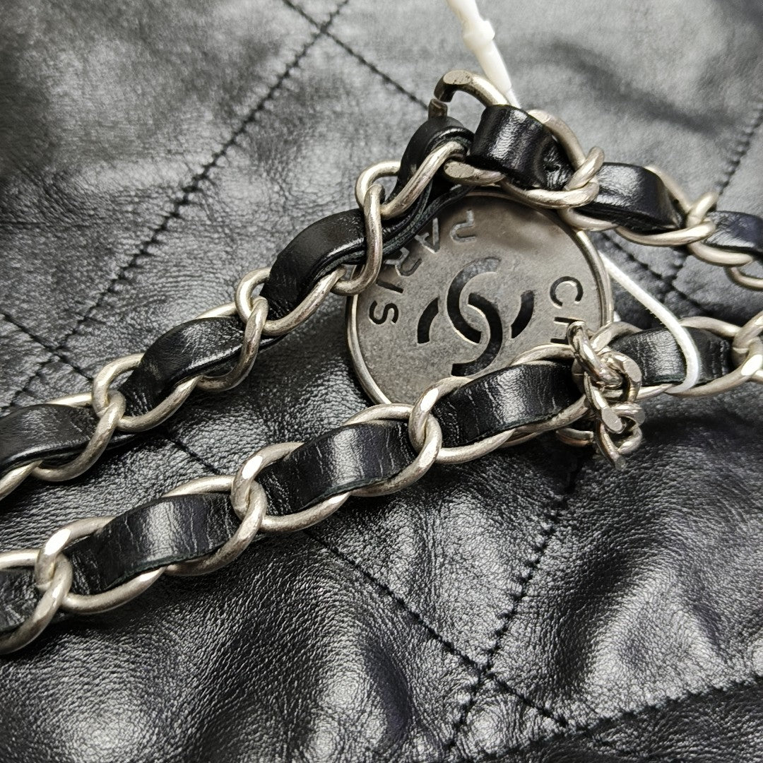 CHANEL 22 Medium Quilted Calfskin Black
