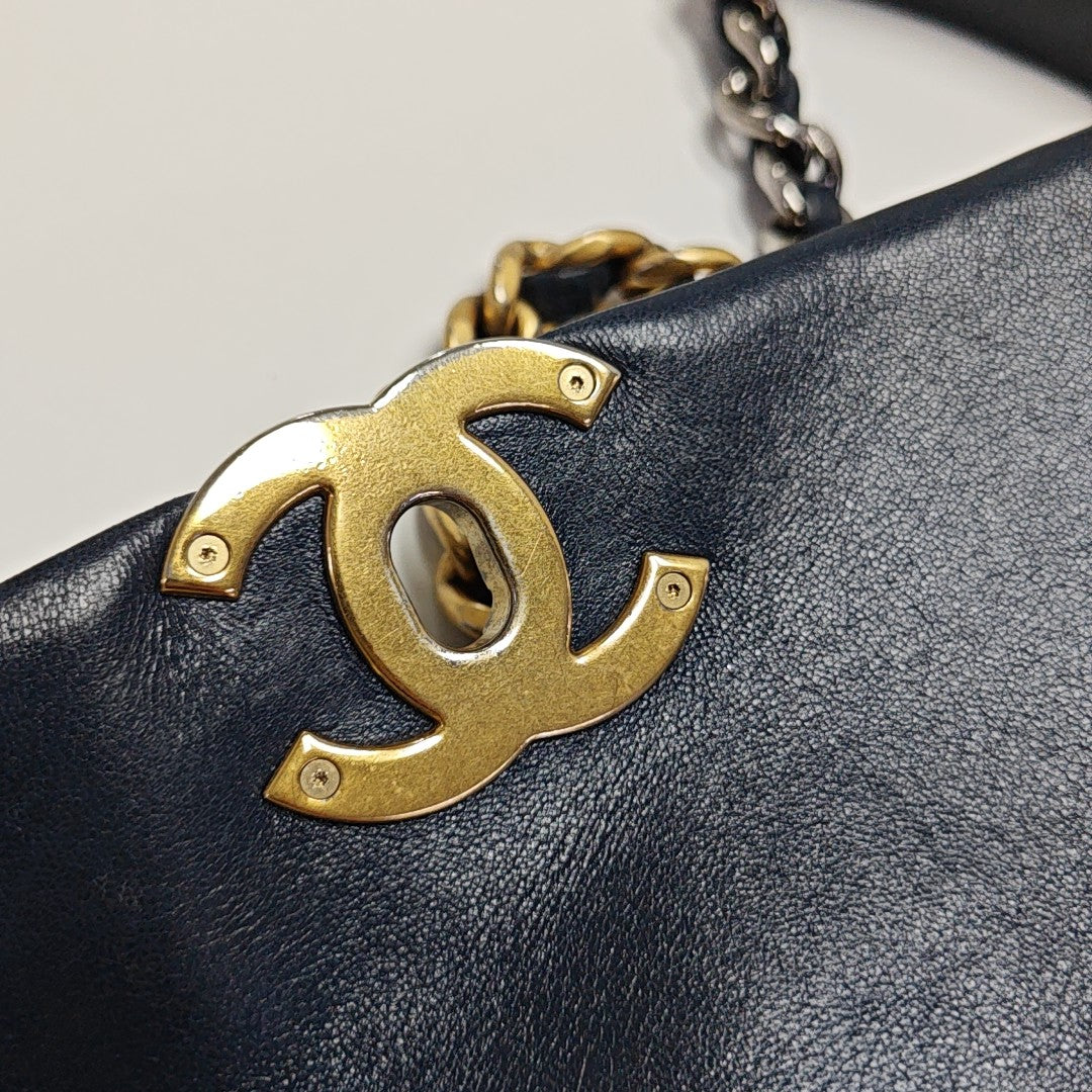 CHANEL 19 Pequeño Piel de Cordero Acolchada Azul