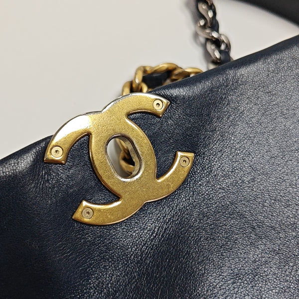 CHANEL 19 Pequeño Piel de Cordero Acolchada Azul