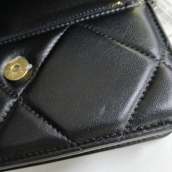 CHANEL 19 WOC Piel de Cordero Acolchada Negra