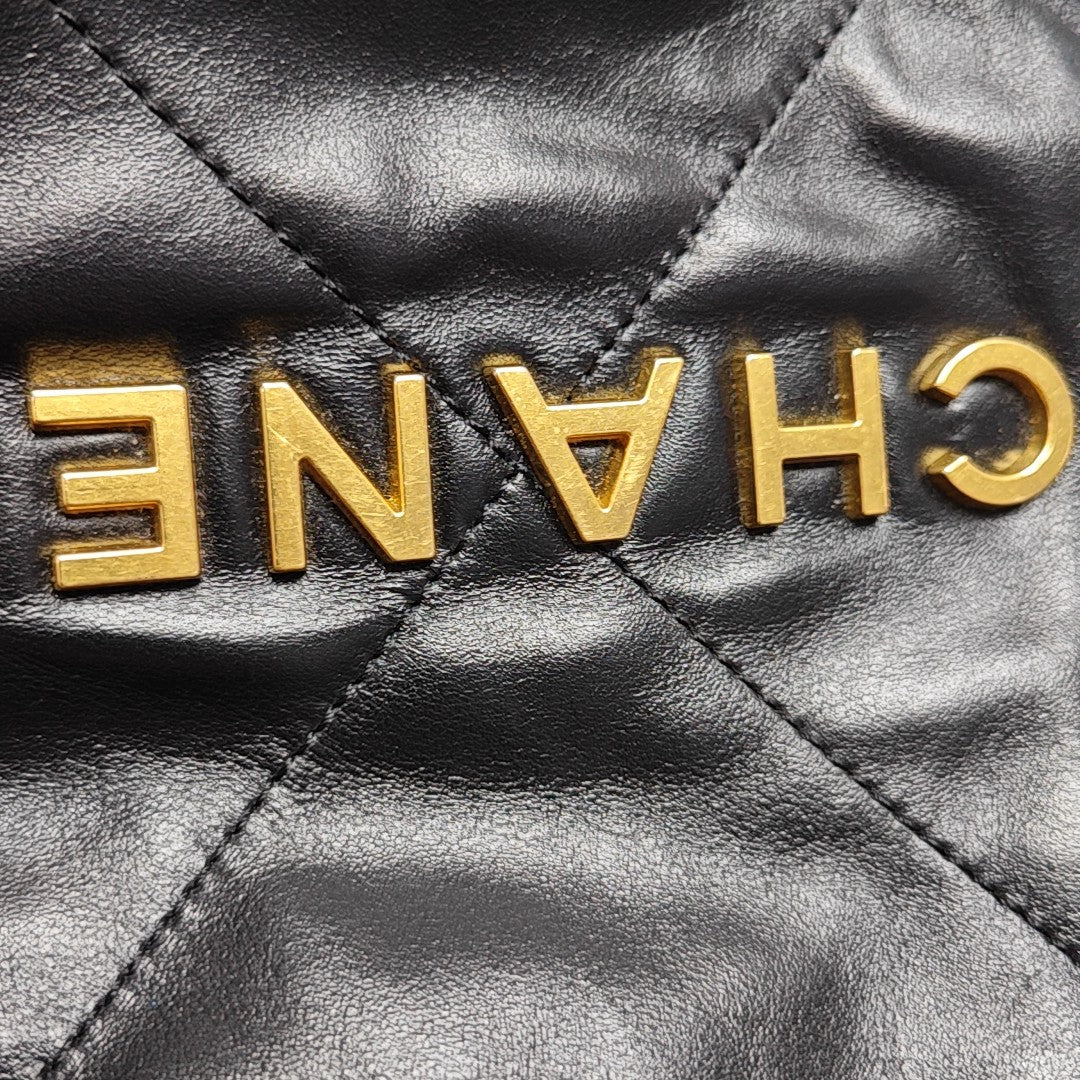 CHANEL 22 Medium Quilted Calfskin Black