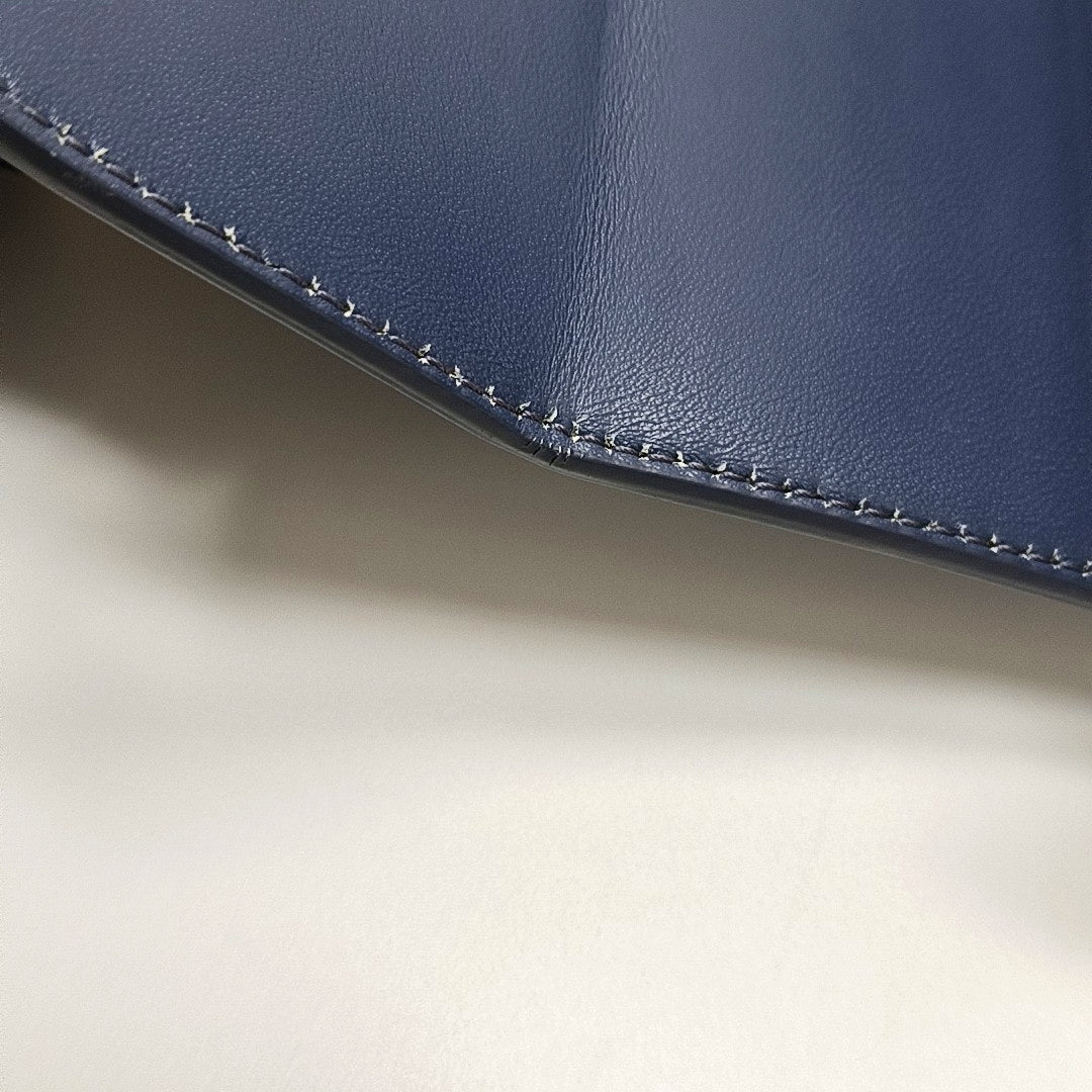 Authenticated pre-owned  30 Montaigne Calfskin Blue - Shoulder Bag at Looply