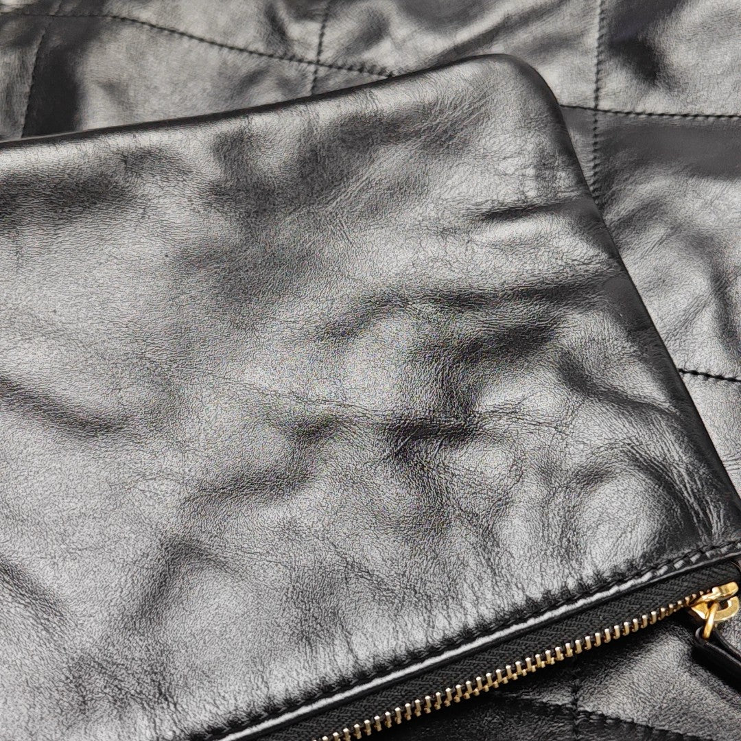 CHANEL 22 Medium Quilted Calfskin Black