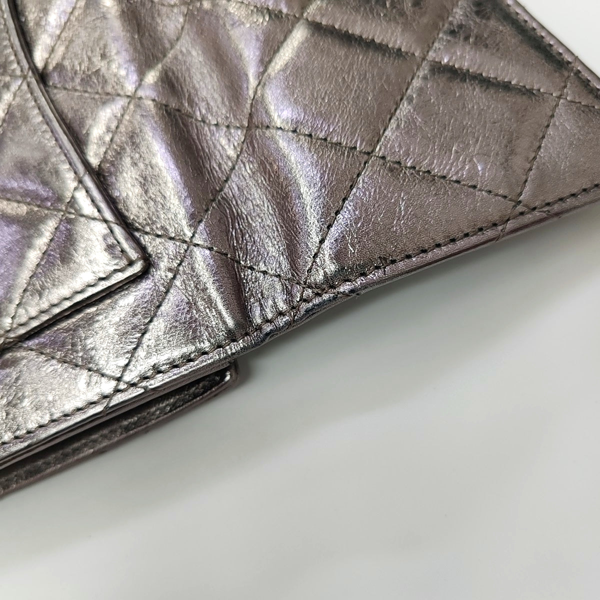 2.55 Cartera plateada de piel de becerro acolchada