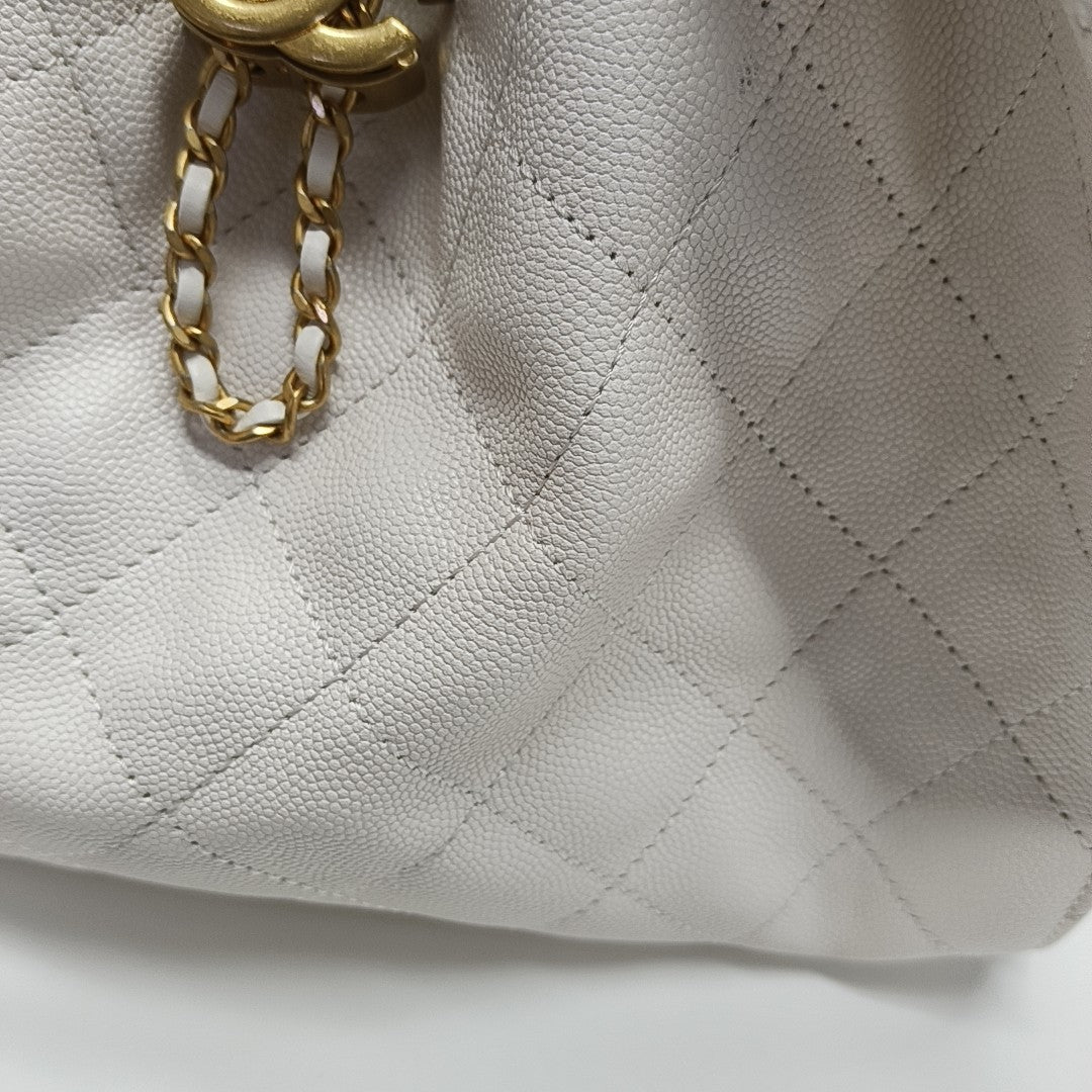CHANEL 25 Small Piel de ternera granulada acolchada Blanca
