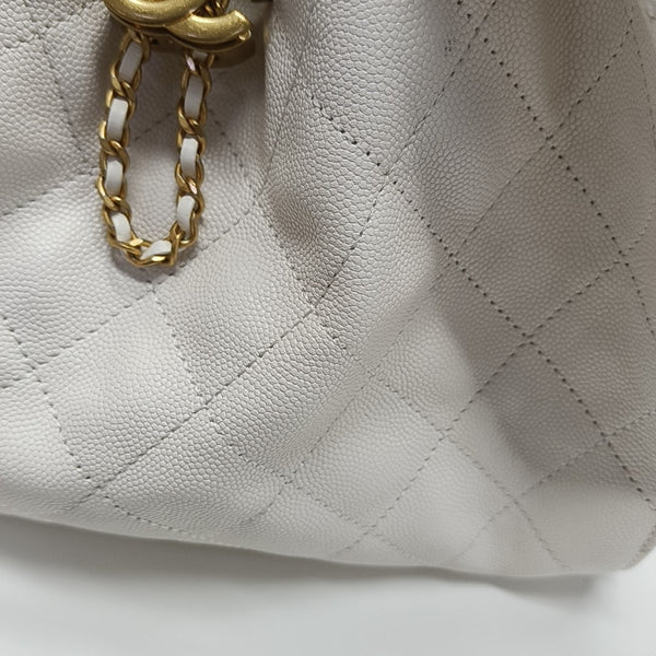 CHANEL 25 Small Piel de ternera granulada acolchada Blanca