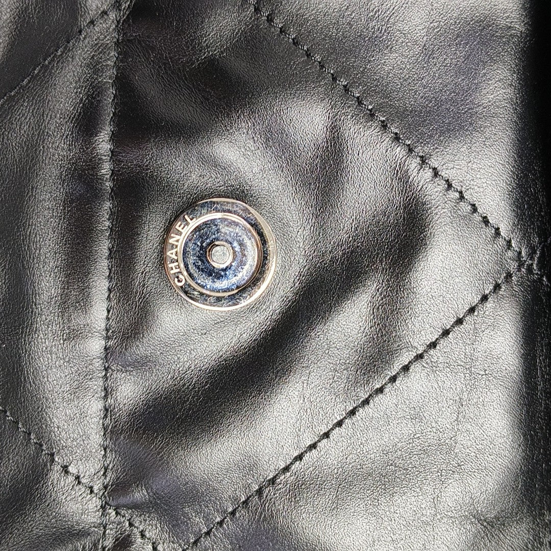 CHANEL 22 Medium Quilted Calfskin Black