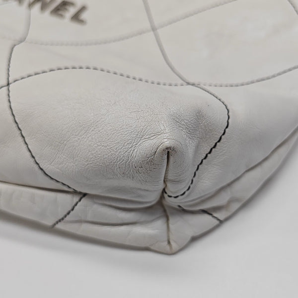 CHANEL 22 Medium Quilted Calfskin White