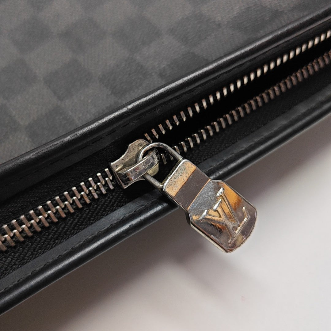 Pochette Voyag MM Damier Graphite Coated Canvas Gray