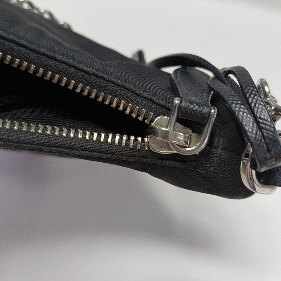 Authenticated pre-owned  Re-Edition2005 Nylon Black - Crossbody Bag at Looply
