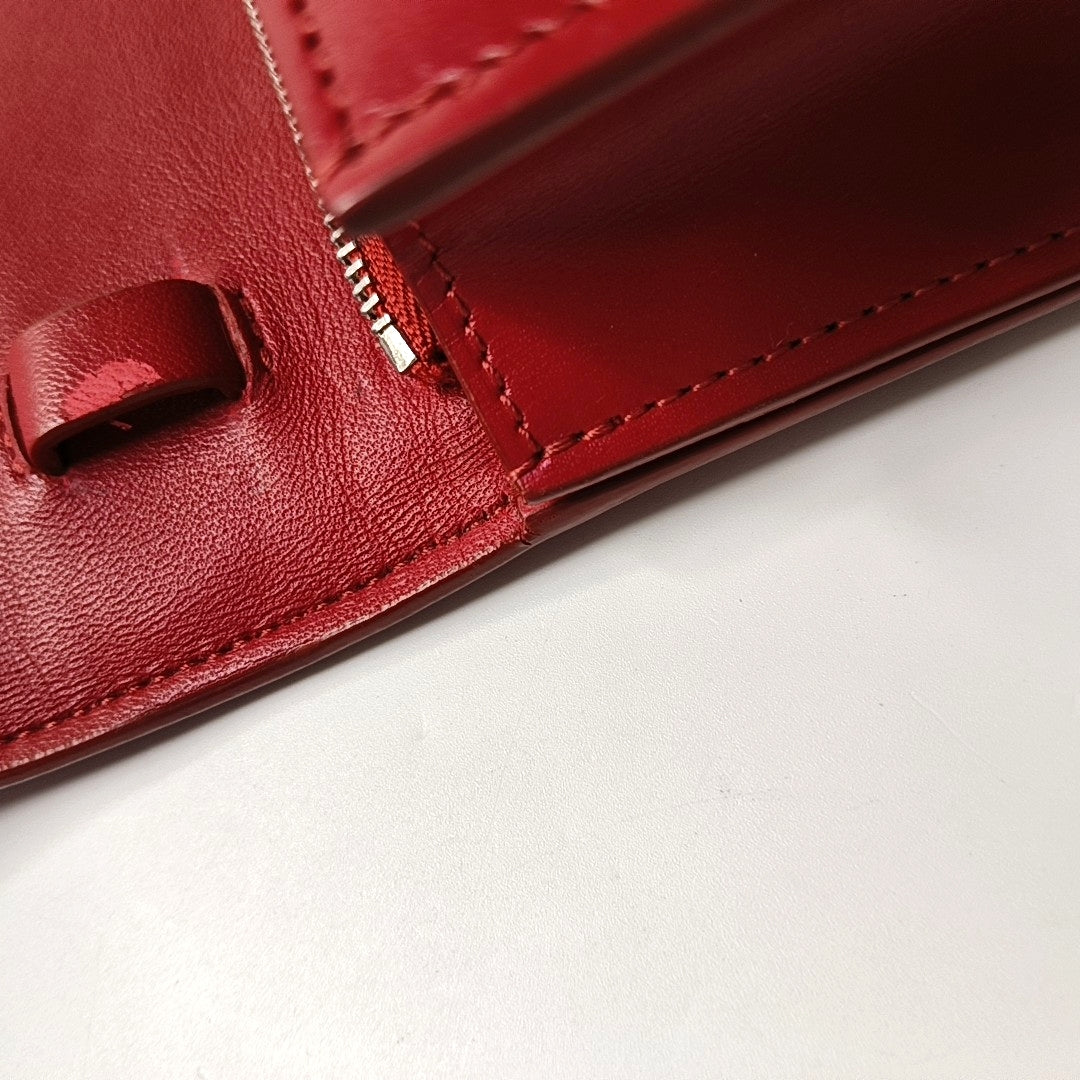 Authenticated pre-owned  CLASSIC BOX Medium Calfskin Red - Shoulder Bag at Looply