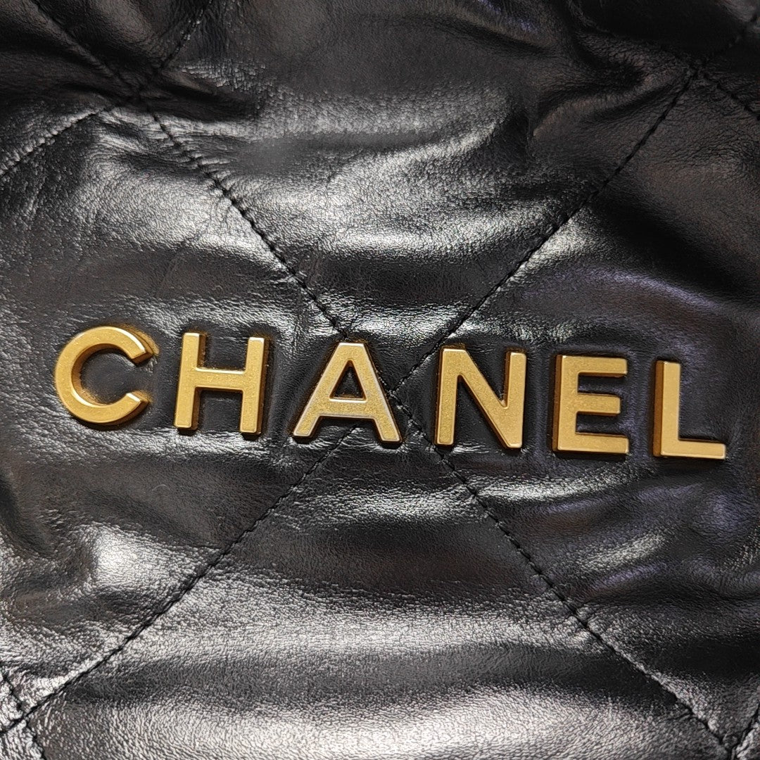 CHANEL 22 Small Quilted Calfskin Black