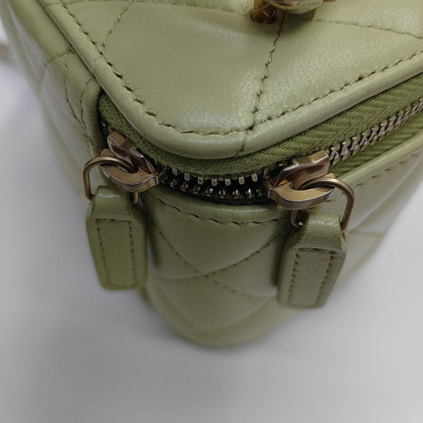 VANITY CASE Small Quilted Lambskin Green