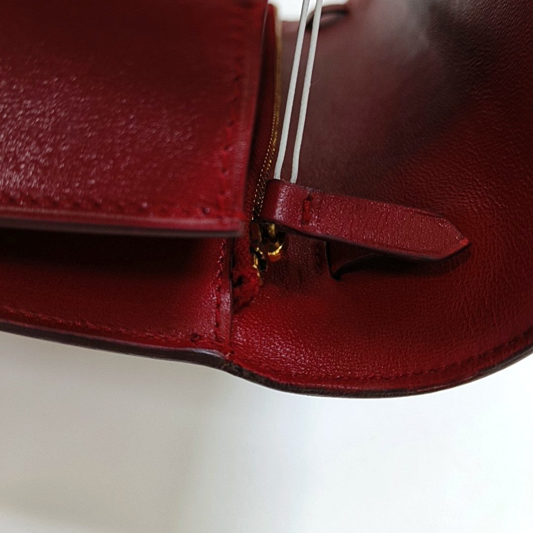 Authenticated pre-owned  CLASSIC BOX Medium Calfskin Red - Shoulder Bag at Looply