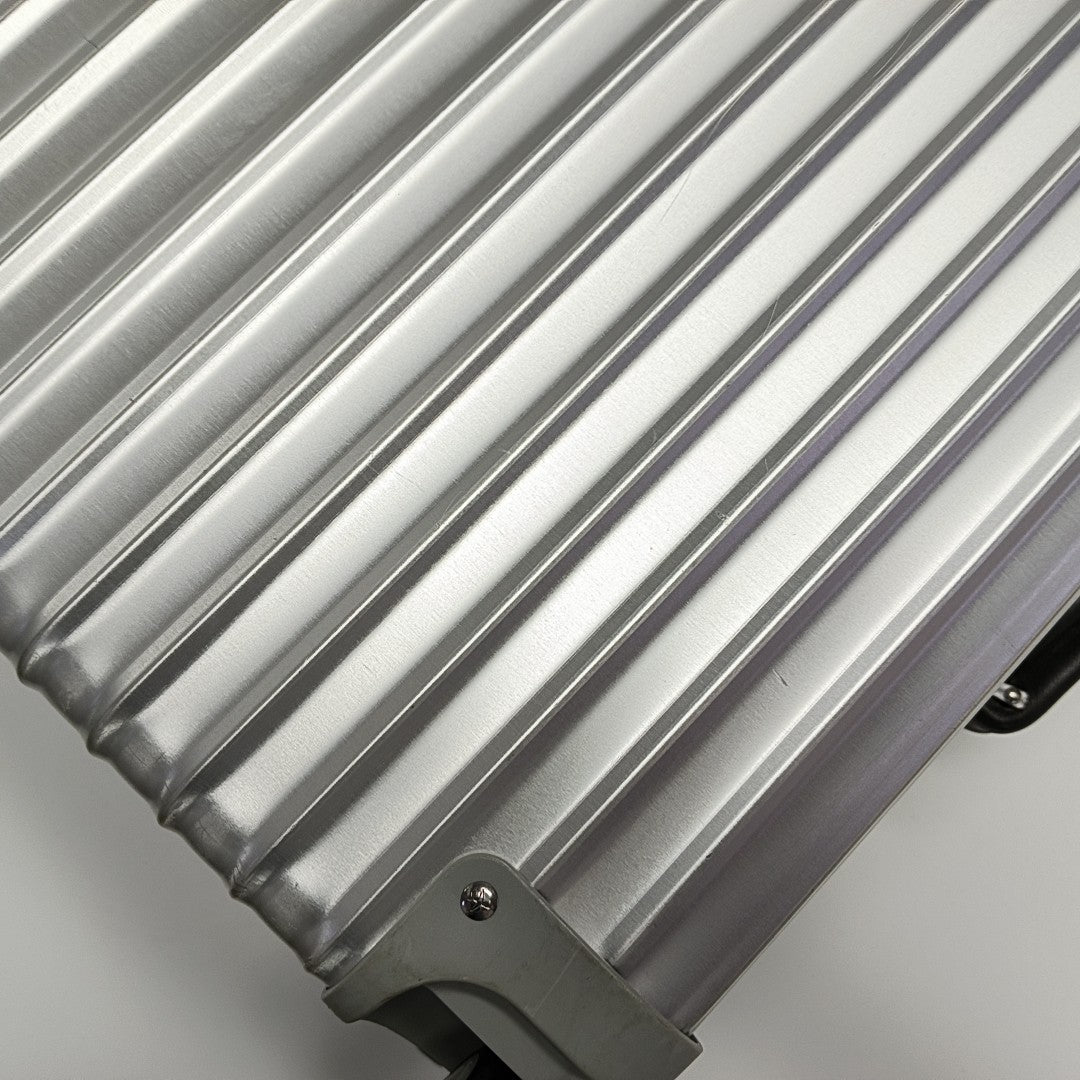 Equipaje de material especial plateado
