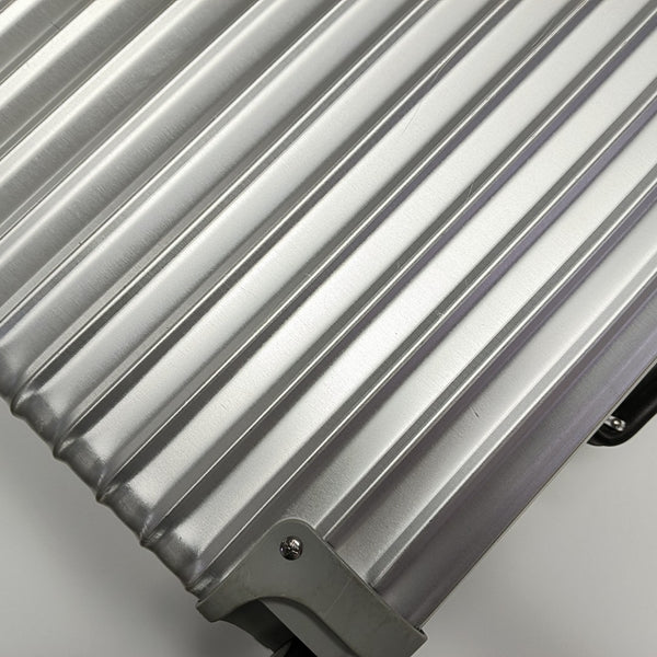 Equipaje de material especial plateado