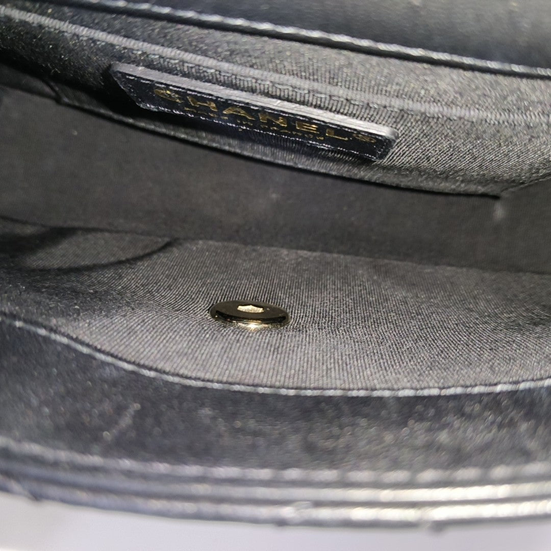 Authenticated pre-owned  CLASSIC FLAP Quilted Lambskin Black - Shoulder Bag at Looply