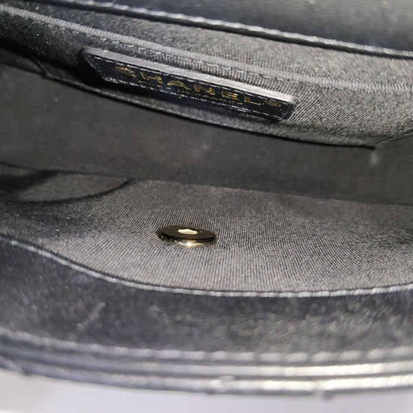 Authenticated pre-owned  CLASSIC FLAP Quilted Lambskin Black - Shoulder Bag at Looply