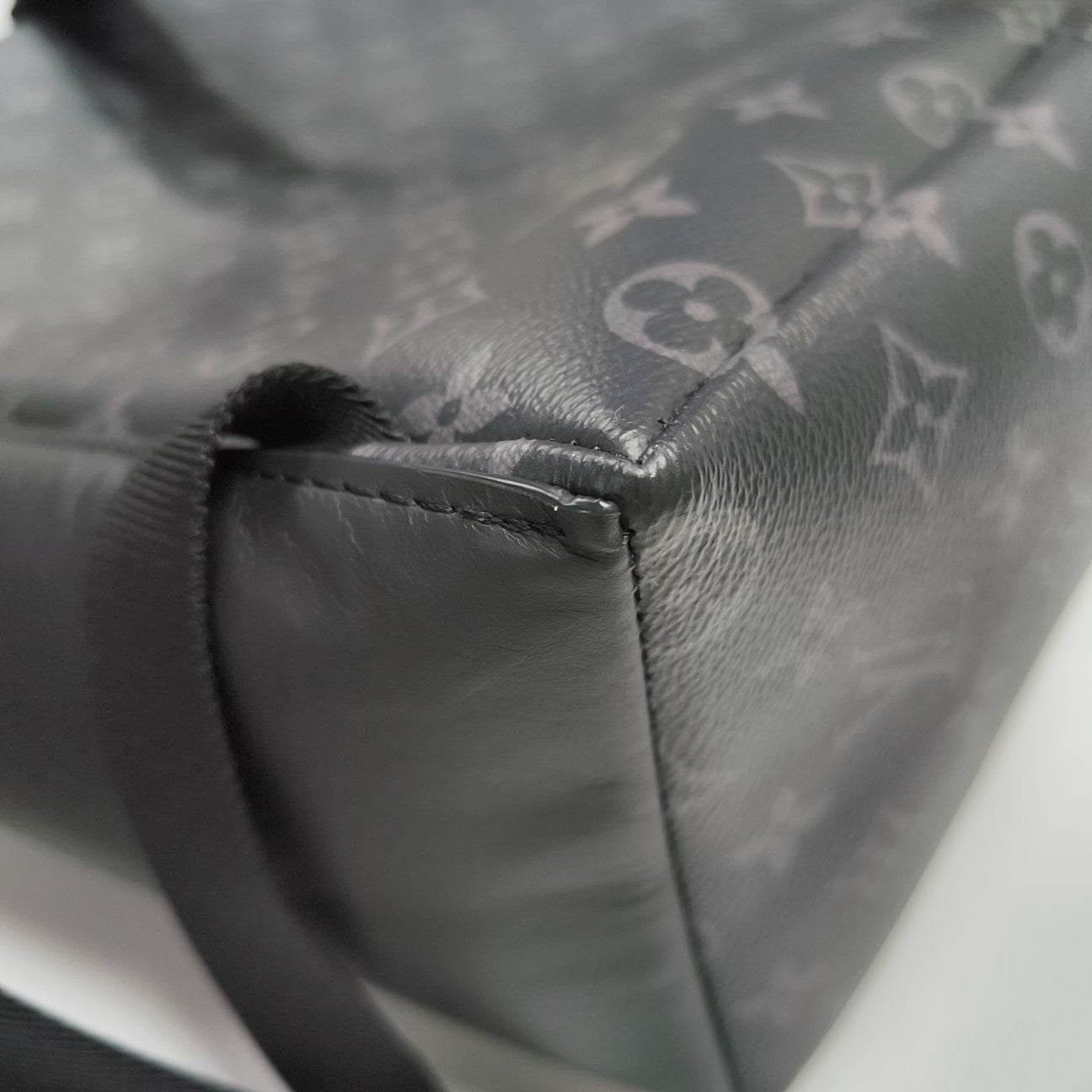 DISCOVERY MM Monogram Coated Canvas Black