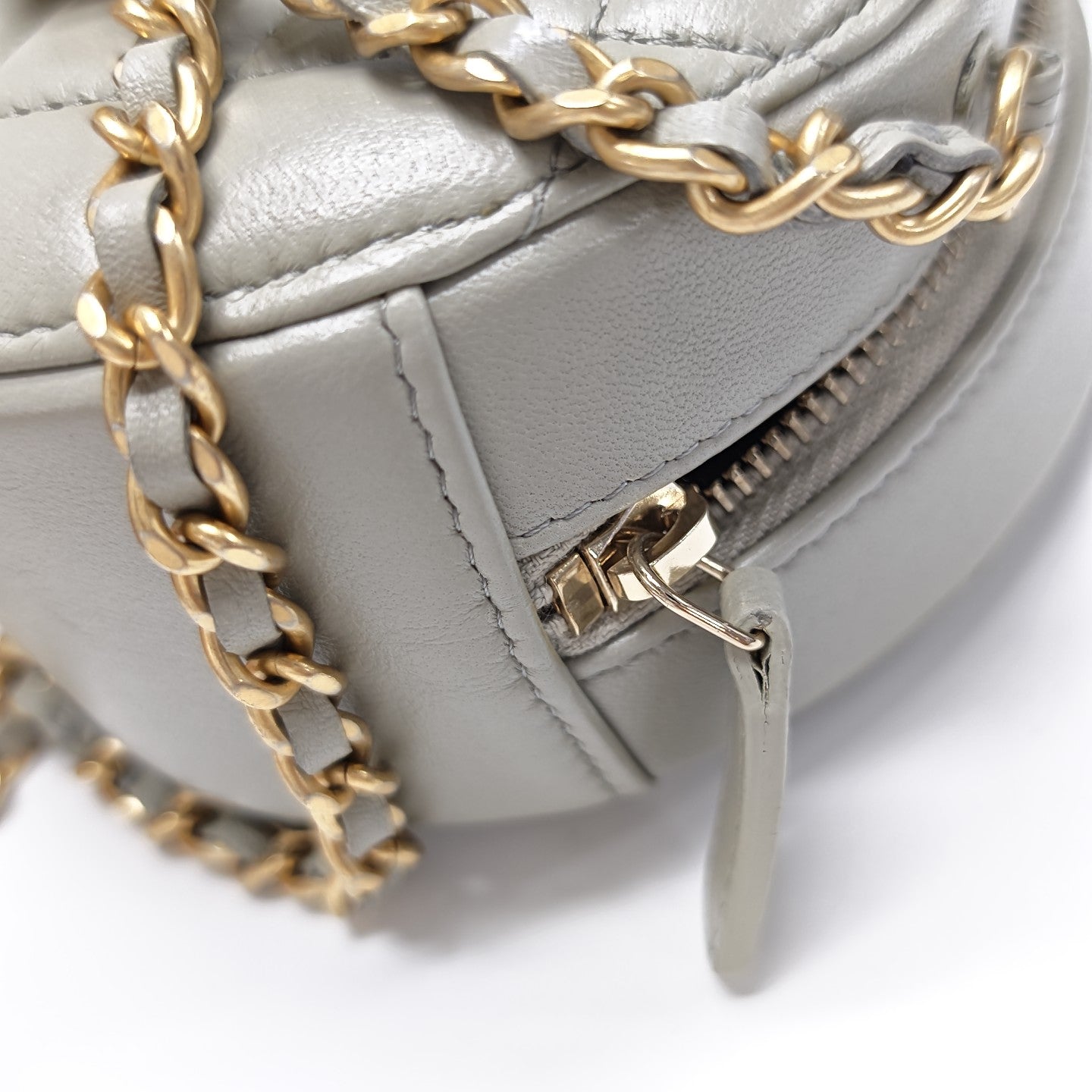 ROUND Quilted Lambskin Gray